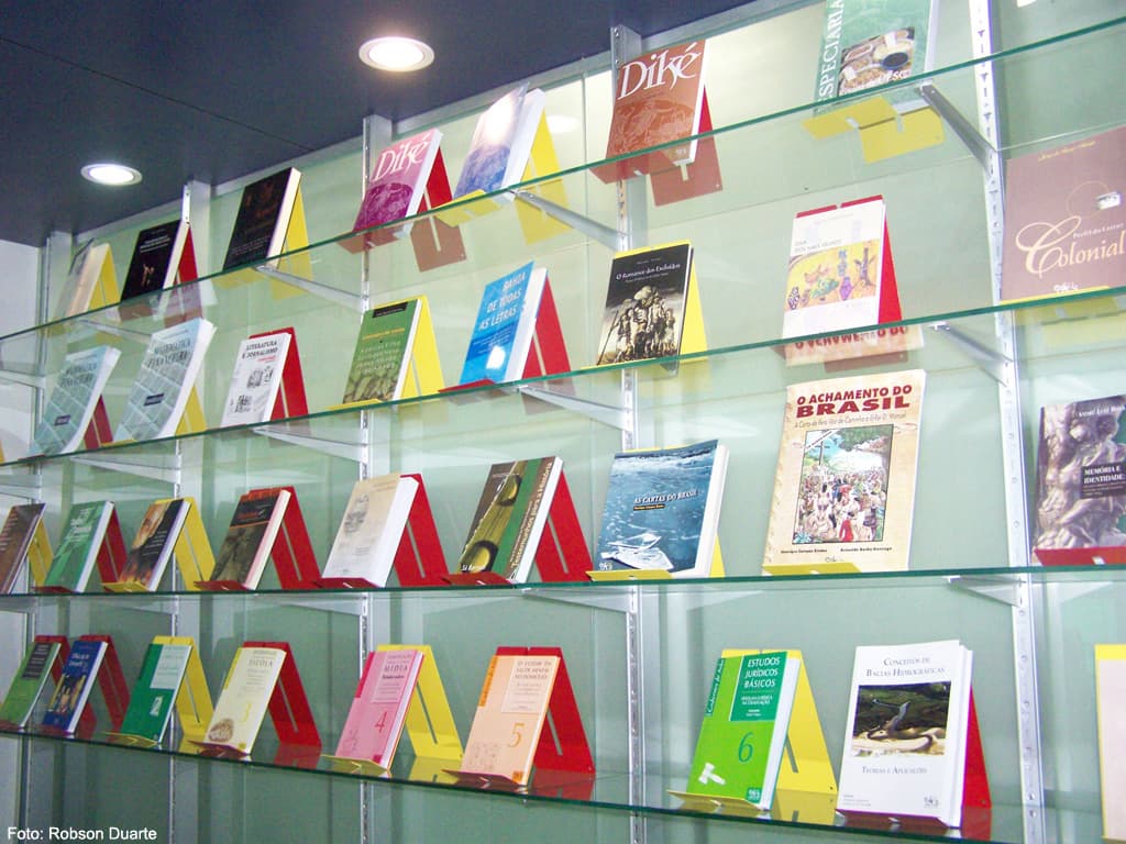 Lançamento do portal de periódicos online, oferecendo acesso a milhares de publicações científicas.